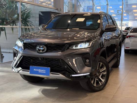 TOYOTA HILUX SW4 2.8 D-4D TURBO DIESEL DIAMOND 7L 4X4 AUTOMÁTICO